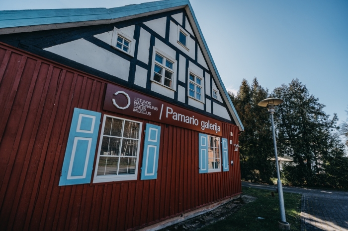 Pamario galerijoje – kūrybinės dirbtuvės su menininkais, sekant šviesos, spalvų ir peizažo pėdsakais