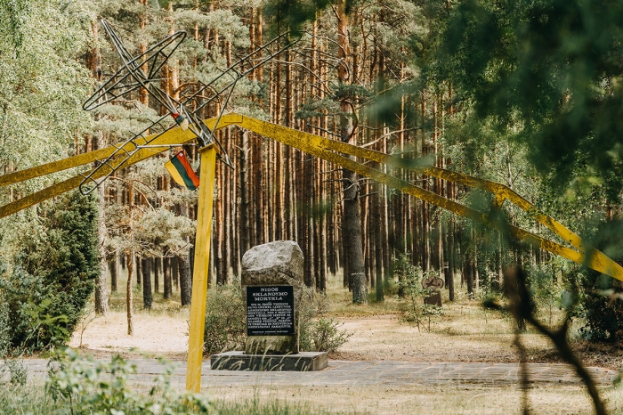 Paminklinis akmuo Nidos sklandymo mokyklai